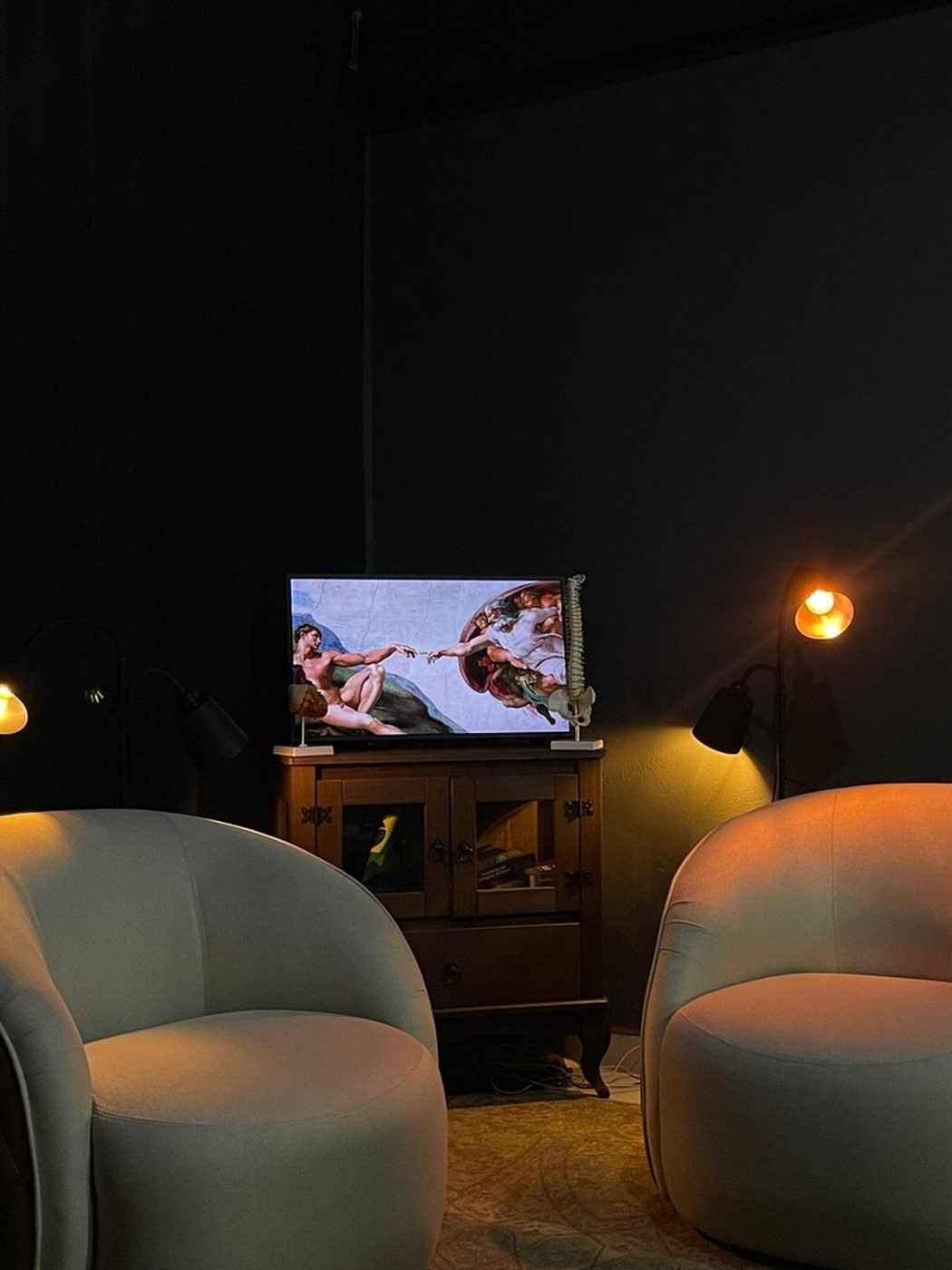 Cenário de gravação do INK Studio com poltronas e iluminação quente
