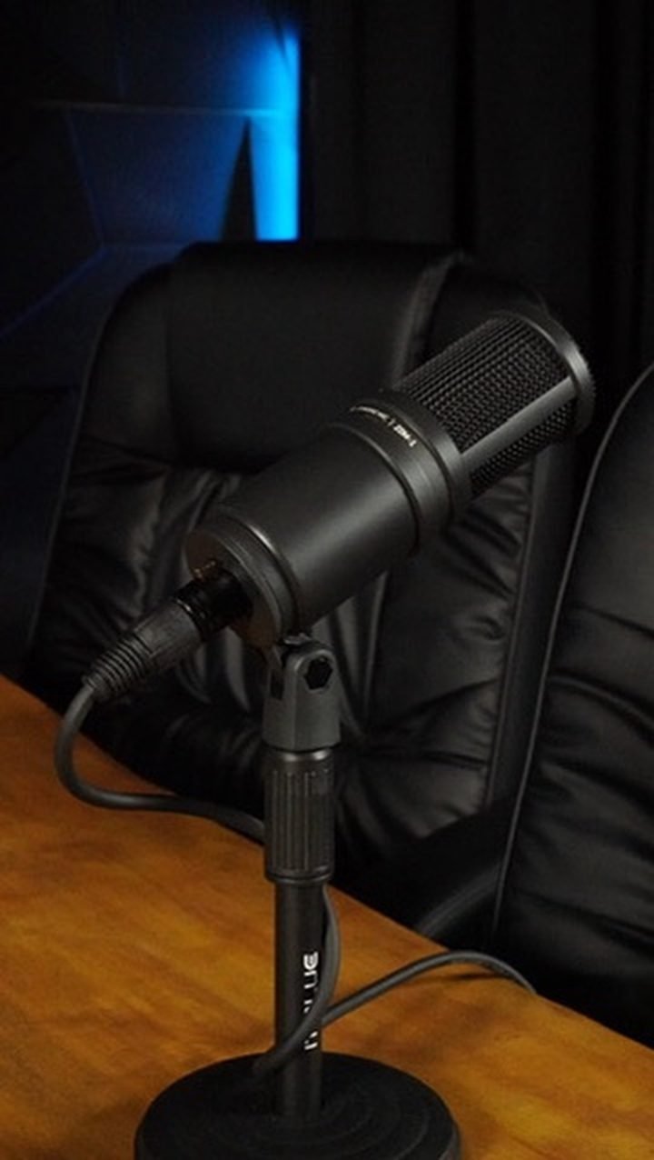 Microfone profissional do estúdio de podcast da INK em Vila Velha
