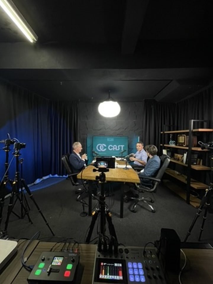 Estúdio de podcast da INK com câmeras e mesa de corte durante a gravação